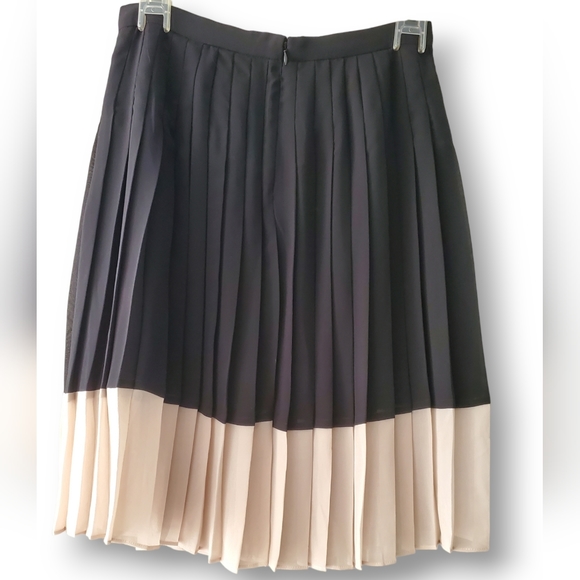 Ann Taylor NWT Pleated Black/Tan skirt, size 0P - Picture 2 of 7
